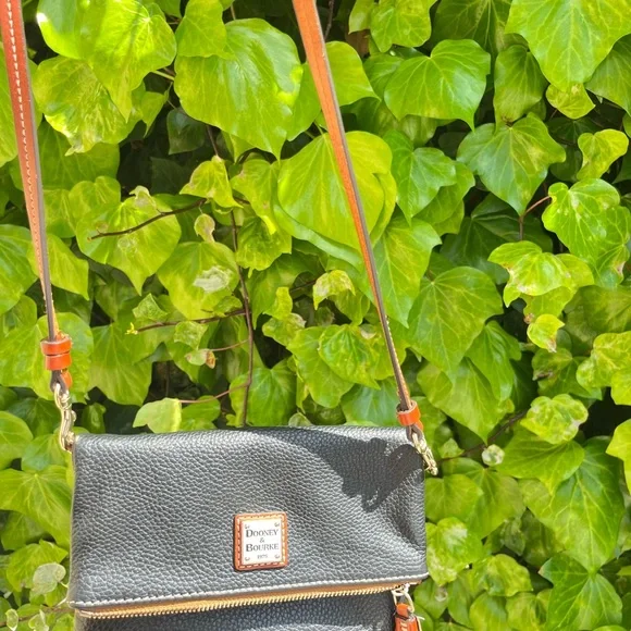 Dooney & Bourke Black Pebbled Leather Zipper Clutch Crossbody Bag Red Interior - Picture 14 of 16